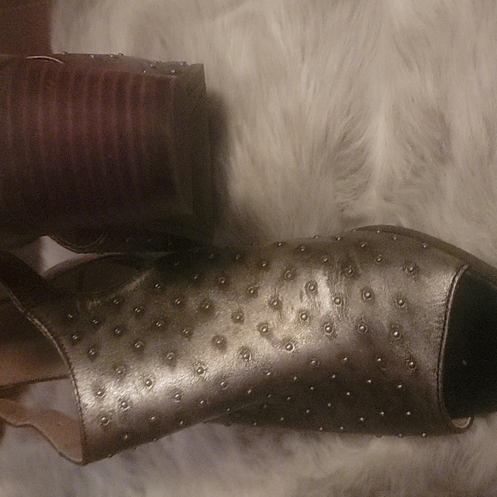 🎁FEELING LUCKY. 🎁🎁 Pewter Slings with studs.. 2.5 heel. As pictured - Picture 3 of 8